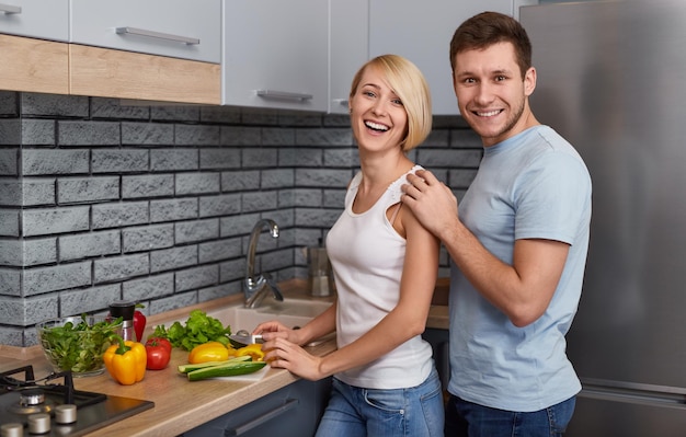 Photo happy healthy couple with fresh vegetables