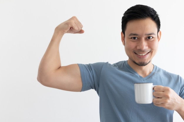 Счастливый здоровый человек пьет здоровый кофе на изолированном фоне