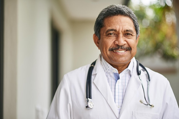 Рад помочь вам выздороветь Портрет зрелого врача-мужчины, стоящего снаружи