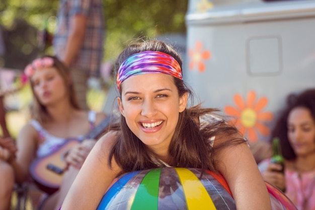 Foto hipsters felici divertendosi nel campeggio