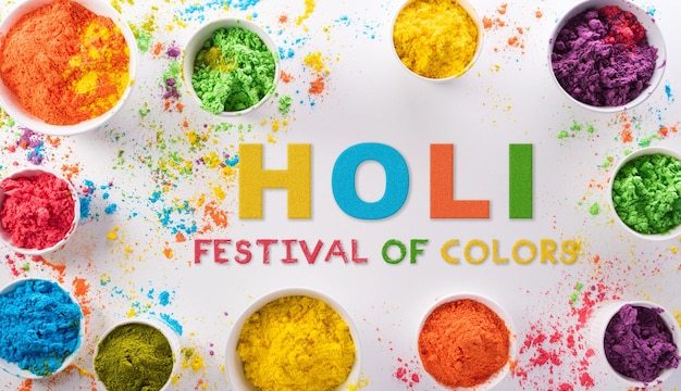Фото Счастливая декорация холи индийский фестиваль верхний вид красочного порошка холи и текст на белом фоне