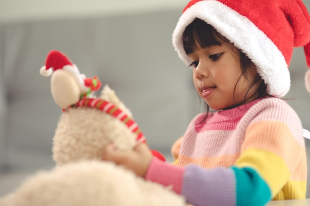 幸せな休日かわいい小さな子供がプレゼントを開きます。女の子は贈り物を楽しんだ。