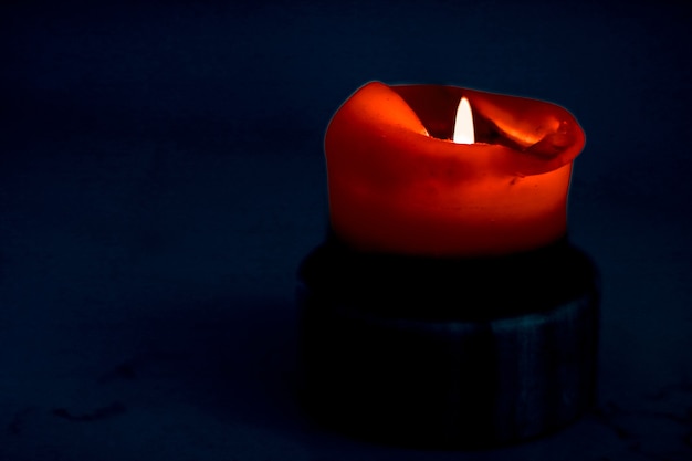 해피 홀리데이 인사말 카드 배경 및 겨울 시즌 개념 어두운 배경에 빨간색 휴일 촛불...