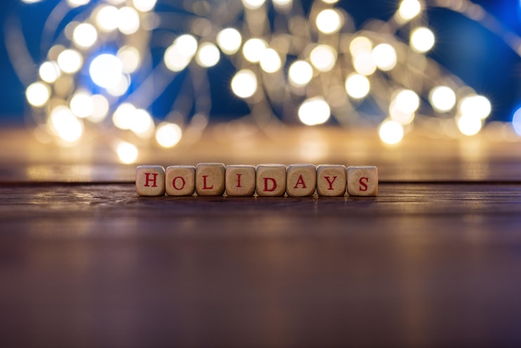 Photo happy holidays written on a rustic wooden panel