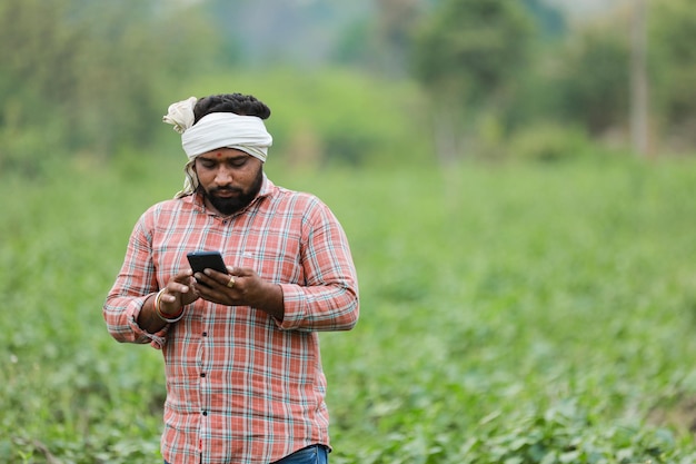 Photo happy indian farmer young farmer smiling in farm