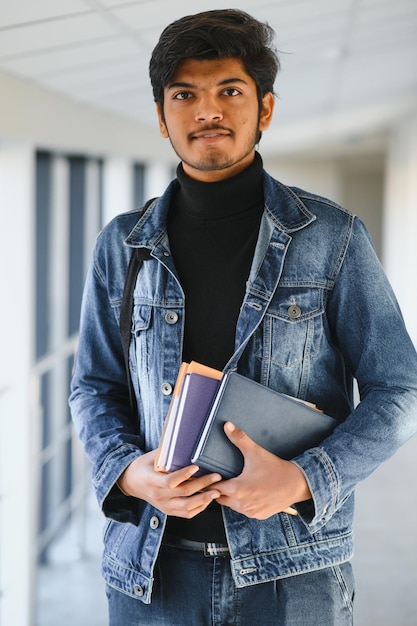 写真 大学で幸せなインドの男子学生