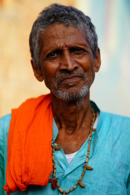 村の幸せなインドの老人