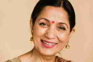 Photo happy indian woman wearing a bindi