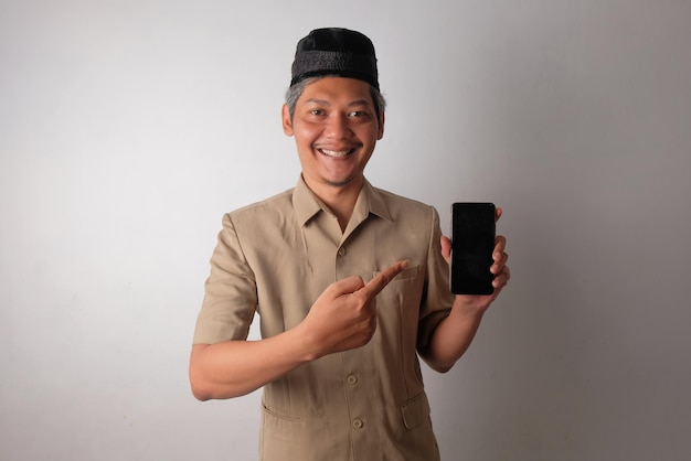 Photo happy indonesian civil worker showing phone screen