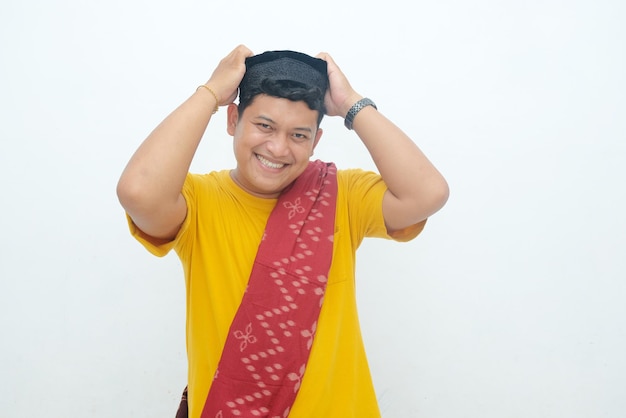 Photo happy indonesian man smile at viewer