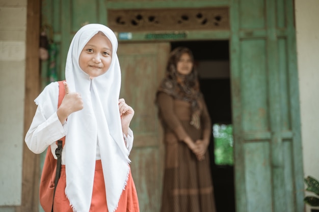 그녀의 집 앞에 서있는 아침에 학교에 준비하는 행복 인도네시아 학생