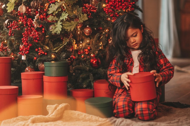 Photo happy japan little girl dreamer waiting miracle from santa