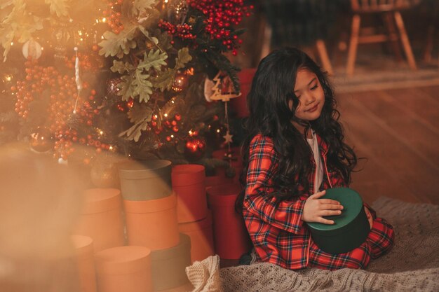 Photo happy japan little girl dreamer waiting miracle from santa