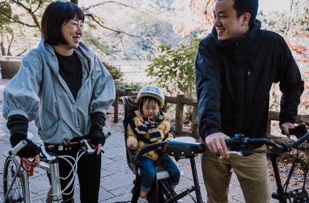 屋外で過ごす幸せな日本の家族