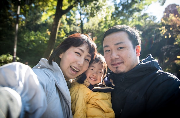 Photo happy japanese family spending time outdoor