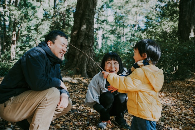Счастливая японская семья проводит время на открытом воздухе
