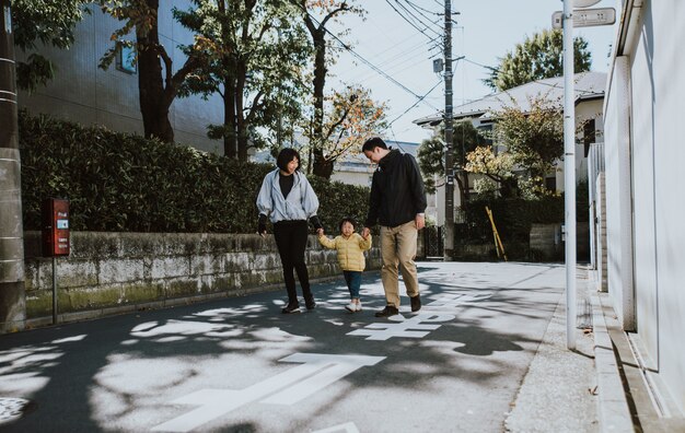 屋外で過ごす幸せな日本の家族