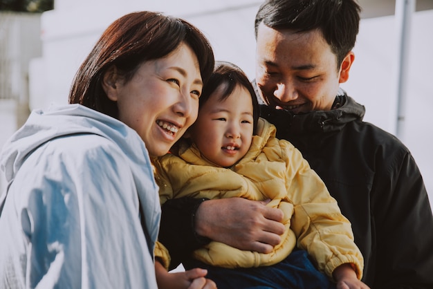 행복 한 일본 가족 지출 시간을 야외