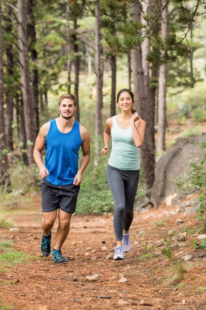 Happy joggers lopen