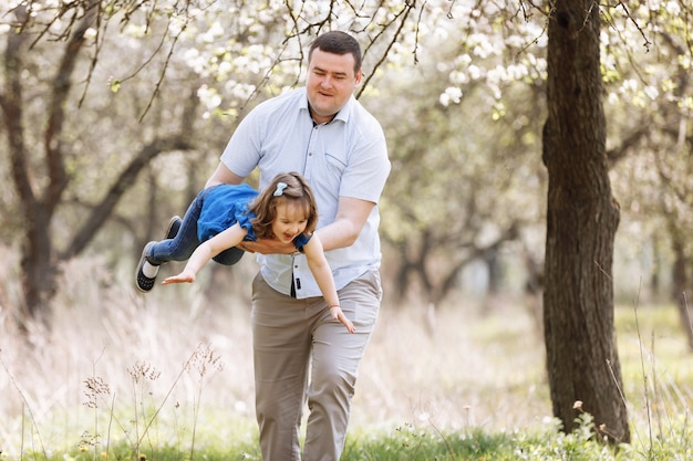 Photo happy joyful young father with his little daughter