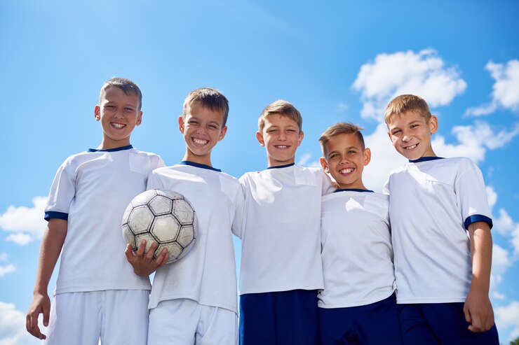 Фотография happy junior футбольная команда позирует
