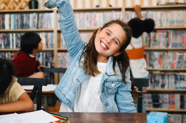 Foto studente di scuola media felice che guarda l'obbiettivo con il sorriso ragazza sorridente che propone alla macchina fotografica