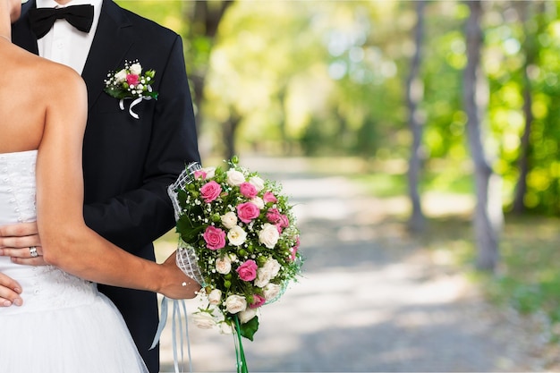 幸せなちょうど結婚した若いカップル