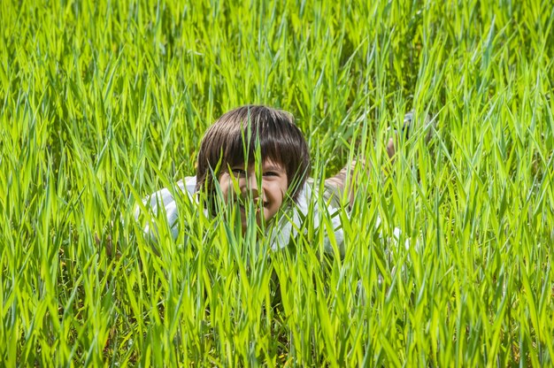 아름 다운 녹색 노란 잔디 필드에 행복 한 아이