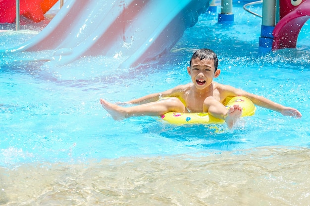 プールの安全リングに幸せな子供の少年