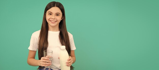 Foto bambino felice che va a bere un bicchiere di latte o un diario allo yogurt poster orizzontale di bambino isolato