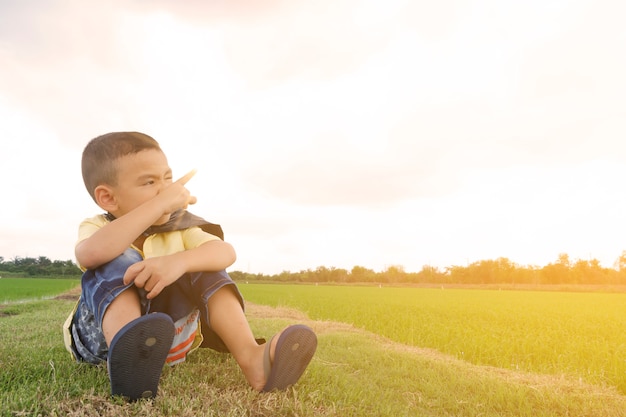 写真 幸せな子供の遊びスーパーヒーロー、少年のパワーコンセプト