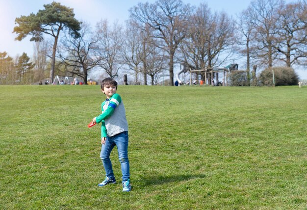 공원에서 즐겁게 놀고 있는 행복한 아이 어린이가  ⁇ 은 날 봄에 밖에서 즐겁게 놀고 있는 학교 소년 여름에  ⁇ 에서 날아다니는 디스크를 즐기고 있는 스포츠와 레크리에이션 어린이를 위한 야외 활동 개념