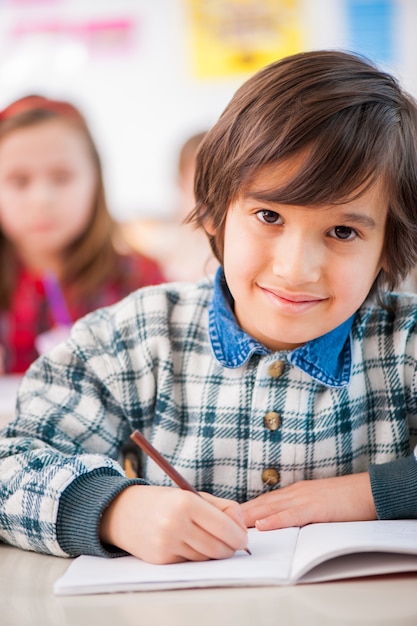 Bambino felice a scuola