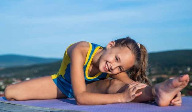 スポーツ トレーニング服トレーニング屋外ストレッチで幸せな子供