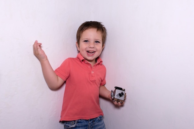 Il ragazzo felice con un cubo in mano