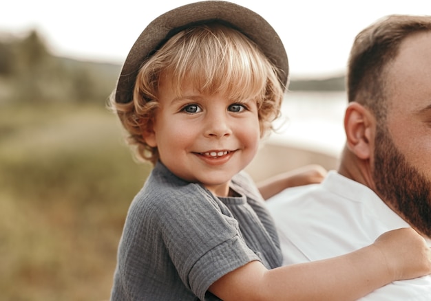 Foto bambino felice con il padre in natura