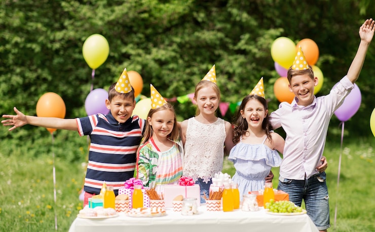 Photo happy kids on birthday party at summer garden