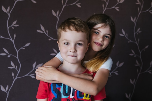 Foto bambini felici fratello e sorella migliori amici si abbracciano