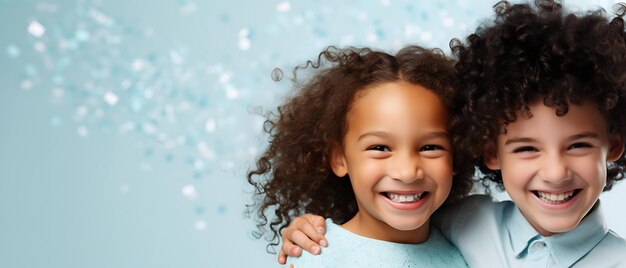 Foto bambini felici che festeggiano il nuovo anno festa con spazio per la copia