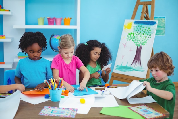 Photo happy kids doing arts and crafts together