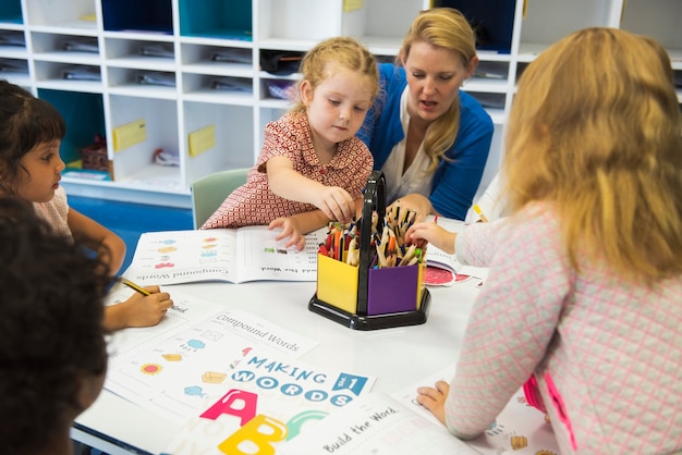 Foto bambini felici alla scuola elementare