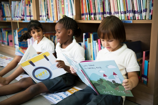 Foto bambini felici alla scuola elementare