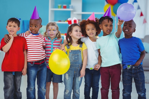 Bambini felici che godono di una festa di compleanno