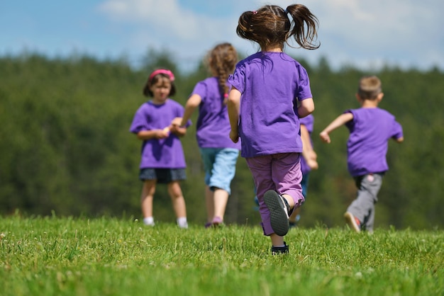 写真 幸せな子供たちのグループは、自然の屋外公園で楽しい時を過します