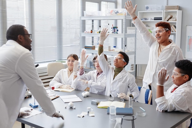 Happy Kids handen opsteken in Science Lab