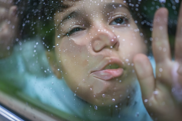 Foto bambini felici che hanno un viaggio in macchina