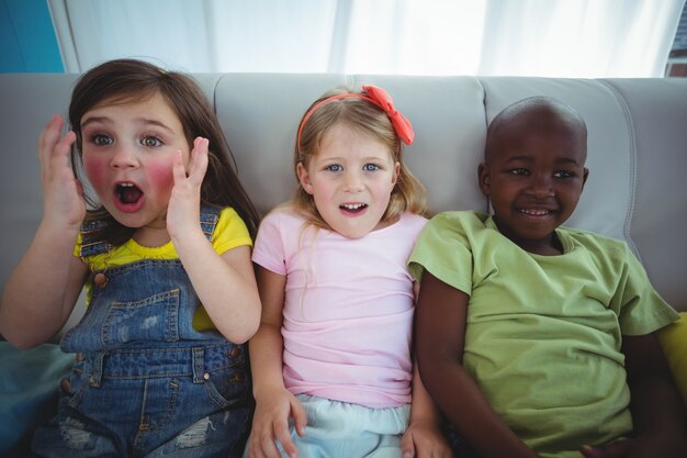 Photo happy kids laughing while sitting down