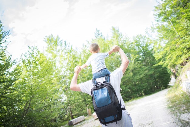 Foto bambini felici nella natura che gode