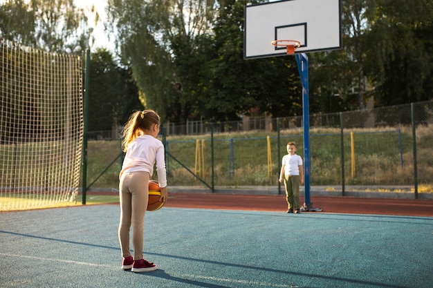 Bambini felici che giocano all'aperto