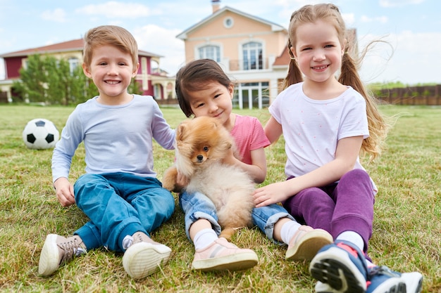 子犬と遊んで幸せな子供